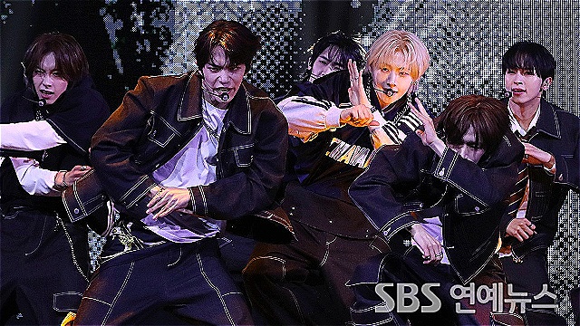 [E포토] 튜넥스, '카리스마 넘치는 데뷔 무대'