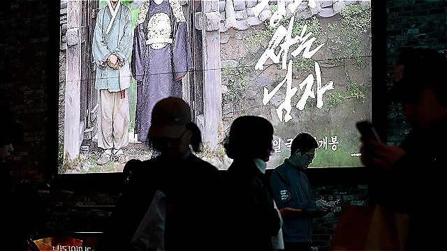 '왕사남', 1600만 돌파하며 '극한직업' 추격&hellip;매출액은 1,553억 원 돌파