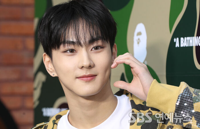 ENHYPEN’s Jungwon Serves an Irresistible Dimple Heart