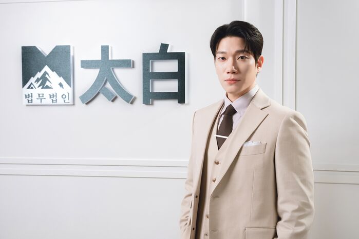 Kim Kyung-nam Turns Into an Ambitious Power Player in 'Phantom Lawyer': "But He's Different Around Esom," Teasing Juicy Tension