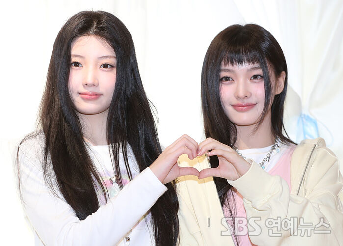 ILLIT’s WONHEE and IROHA Make a Heart Together at Rockfish Weatherwear Photo Wall