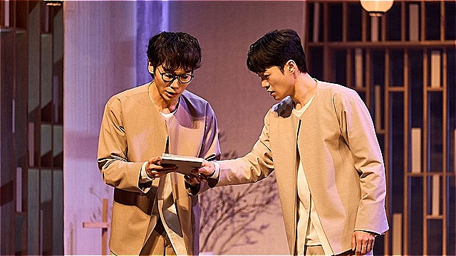 무겁지만 무겁지 않다&hellip;배우 열연으로 꽉 찬 2인극 '비밀통로'