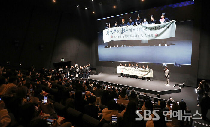The Man Who Lives With the King Stage Greeting