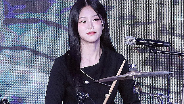 [E포토] 레이턴시 현진, '이달의 소녀에서 드러머로 변신'
