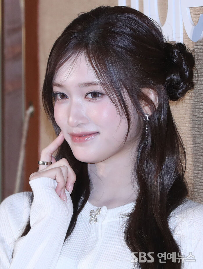 IVE’s LEESEO Steals the Show With Her Lovely Smile