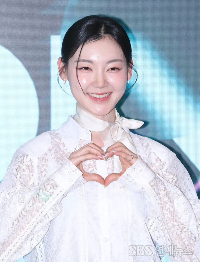 Yang Hye-ran Lights Up Fashion KODE 2026 F/W With an All-White Heart Pose
