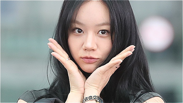 [E포토] 혜리, '출국장에 봄꽃이 활짝'