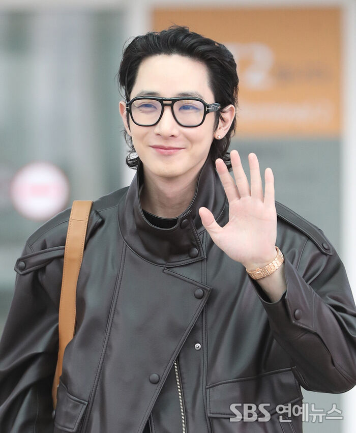 Lee Soo-hyuk Flaunts a Captivating Smile