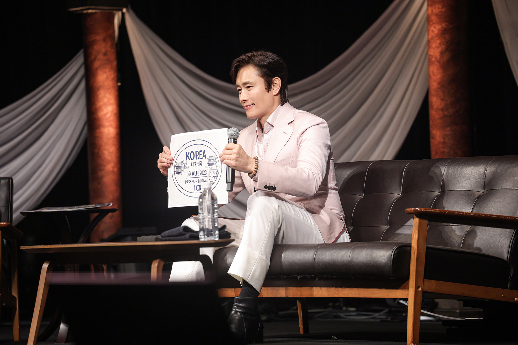 Lee Byung-hun Returns to Japan Fan Meeting After 3 Years ― Hallyu Still Going Strong
