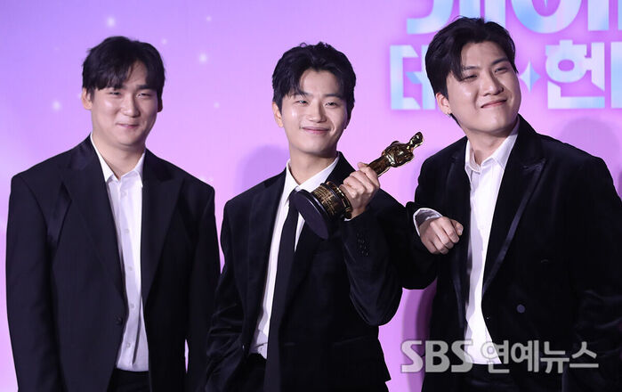 IDO Shows Up With the Oscar at ‘KPop Demon Hunters’ Presser