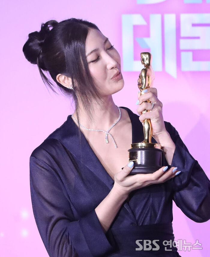 EJAE Blows a Thrilling Kiss to the Oscars