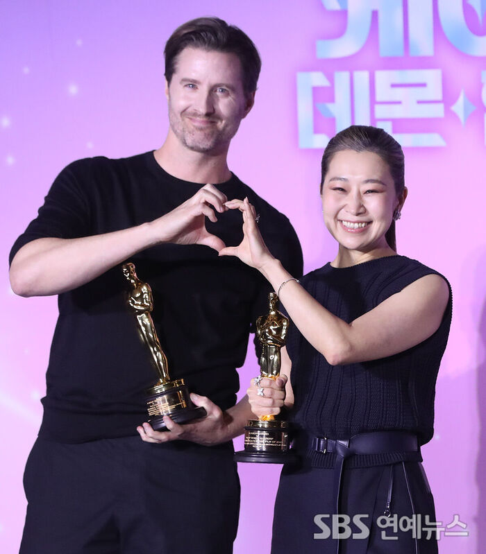 Chris Appelhans, Director Maggie Kang Show Off Their Oscars for ‘KPop Demon Hunters’