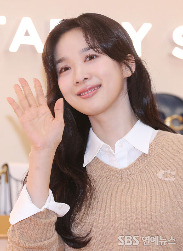 Lee Chungah Makes Hearts Flutter With a Wave