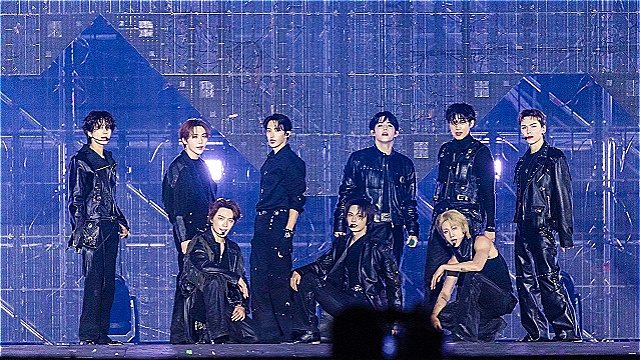 세븐틴, 13명 전원 재계약 깜짝 발표..."한 배 타고 함께 노 젓겠다"