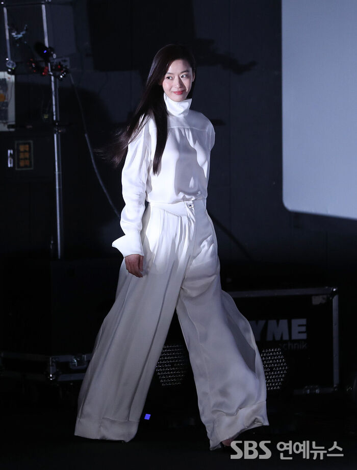 Gianna Jun Shines Even in the Dark at ‘Colony’ Production Briefing