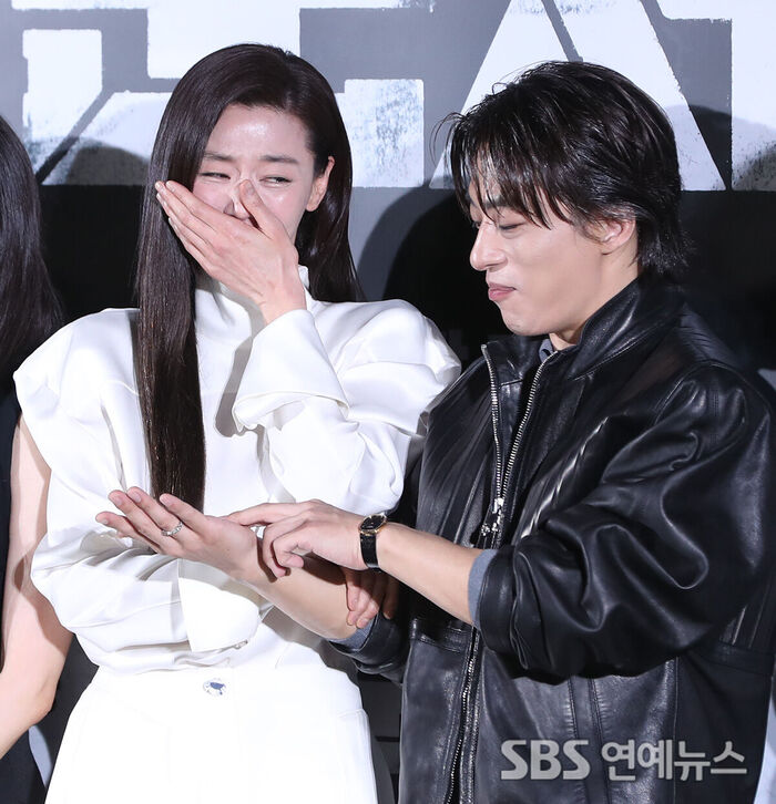 Gianna Jun Bursts Into Laughter at Koo Kyohwan’s Jokes