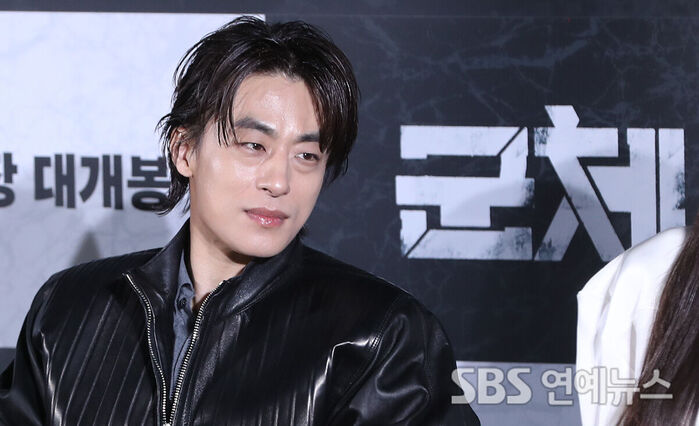 Koo Kyohwan Brings Charisma to ‘Colony’