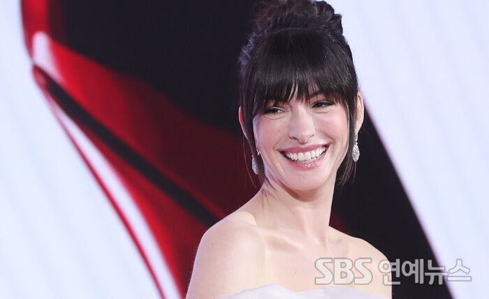 Anne Hathaway Flashes Andy’s Angelic Smile