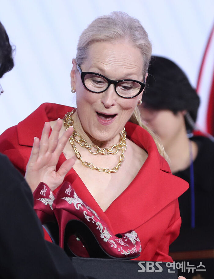 Meryl Streep Says Wow to Surprise Gift of Traditional Korean ‘Flower Shoes’