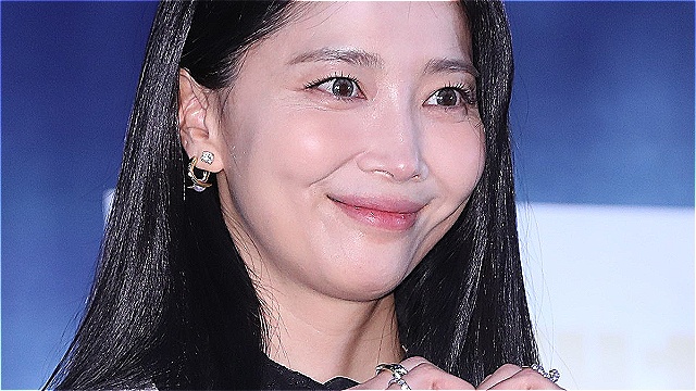 [E포토] 오윤아, '하트 많이 받으세요'