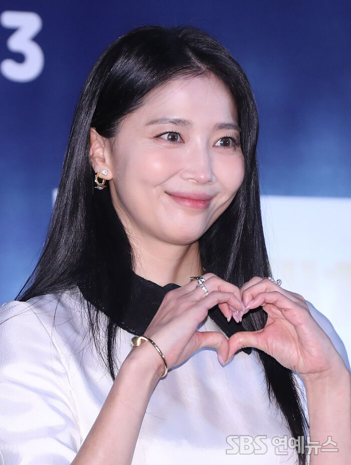 Oh Yoon-ah Sends Hearts at ‘Mismatch’ Press Screening