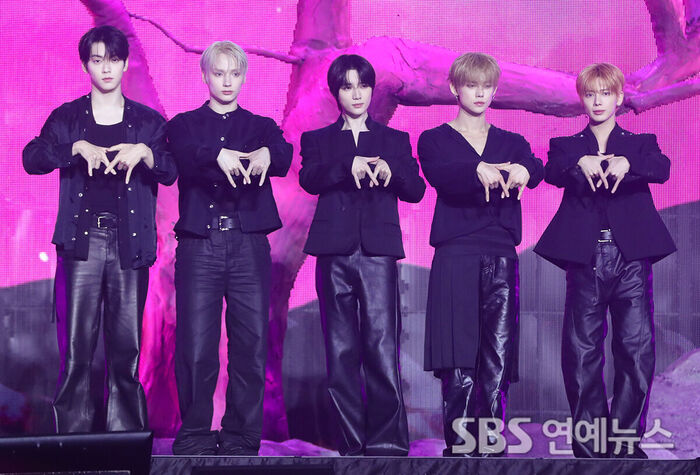 TOMORROW X TOGETHER Make Their First Comeback After Renewing Contract