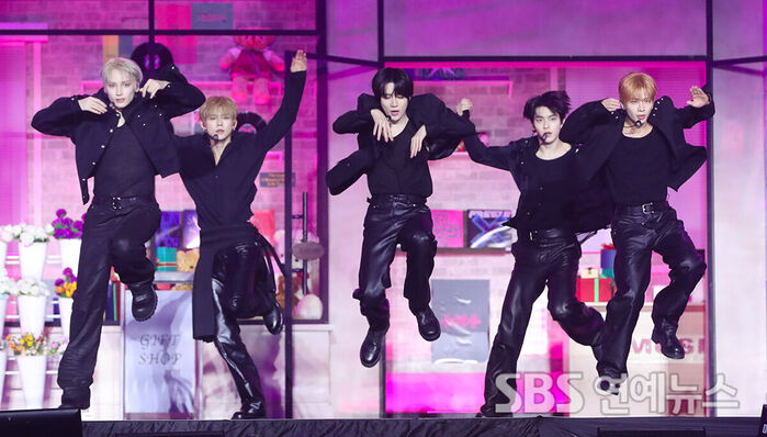 TOMORROW X TOGETHER Turn Up the Intensity With a Performance That Pulls You In