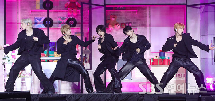 TOMORROW X TOGETHER (TXT)