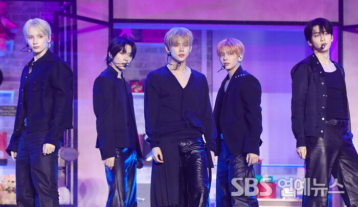 TOMORROW X TOGETHER (TXT)