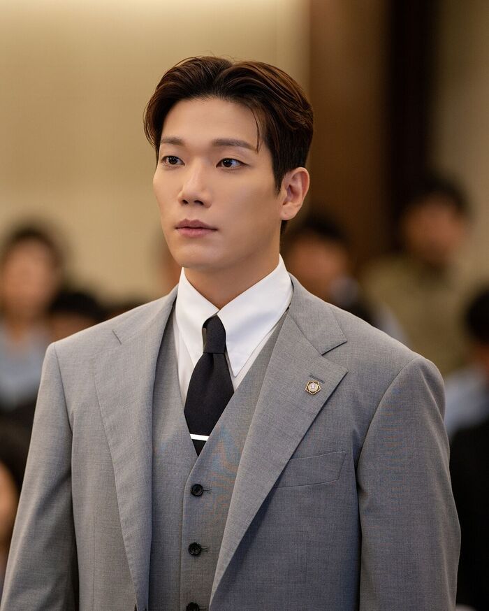 He Is a Villain, But He Is Adorable: 'Phantom Lawyer' Kim Kyung-nam Shows a Lovably Clumsy Side Behind the Ambition