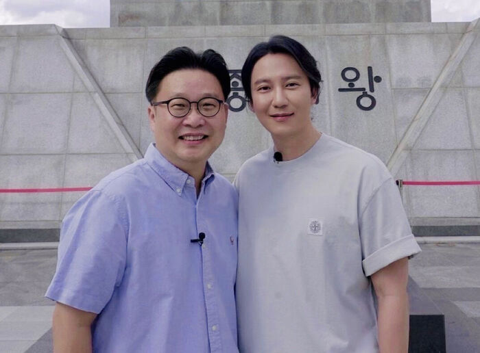 Kim Nam-gil and Seo Kyung-duk Donate Educational Items to a New Zealand Special School in Celebration of ‘Disabled Persons Day’