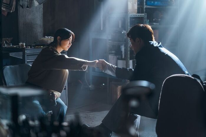 ‘Gold Land’ Star Park Bo-young Can’t Trust Anyone: From Ally Kim Sung-cheol to Pursuer Lee Kwang-soo, Character Web Revealed