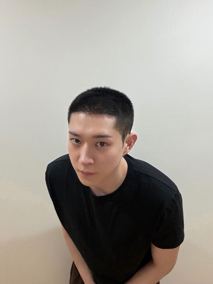 Actor Kim Young Dae Enlists in the Army Today With Fresh Buzz Cut: “I’ll Be Back Safely”