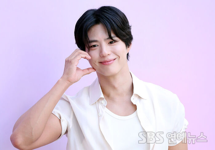 PARK BOGUM Shows Off His 'Muscular Heart'