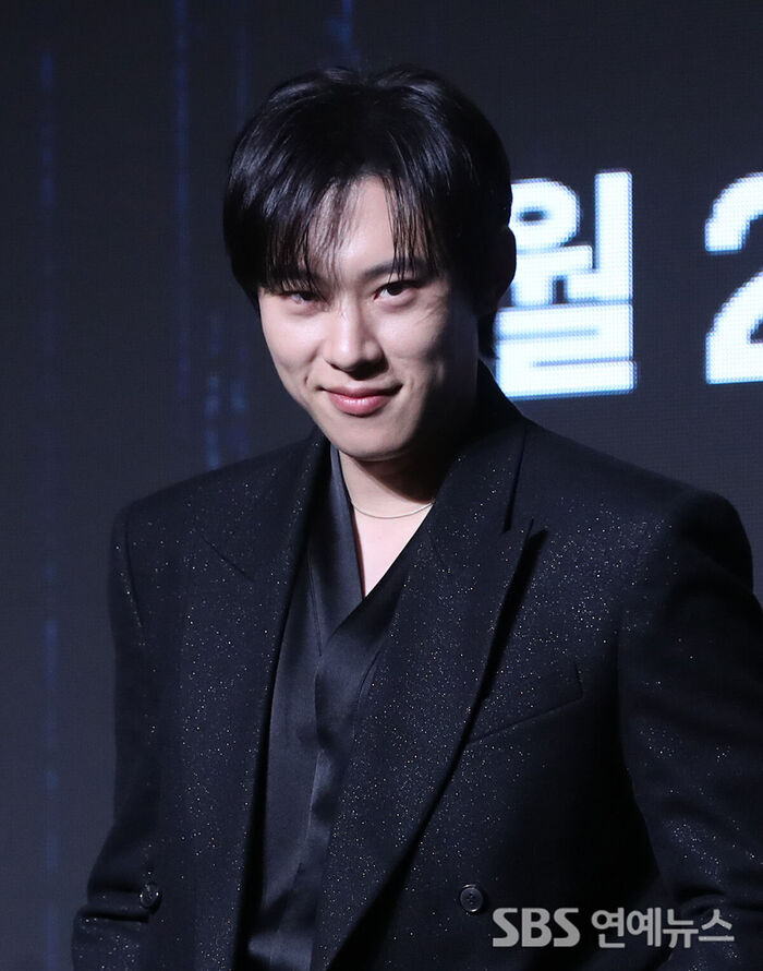 'Gold Land' Kim Sung-cheol Shows Off a 'Gaze Filled with Desire'