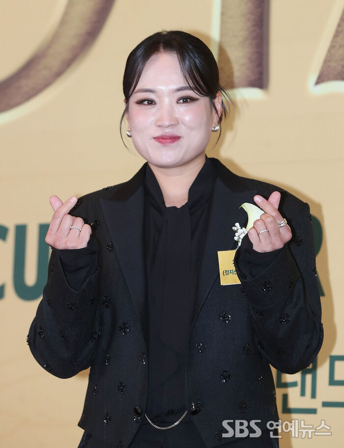 Chef Jung Ji-sun Strikes a 'Charismatic' Heart Pose