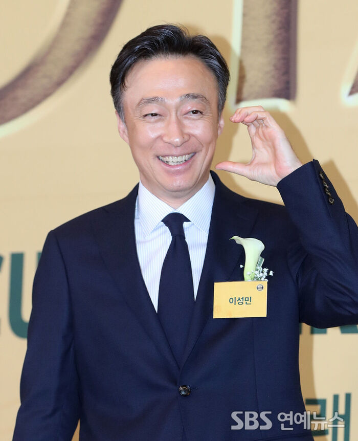 Lee Sung-min Strikes a Playful Heart Pose