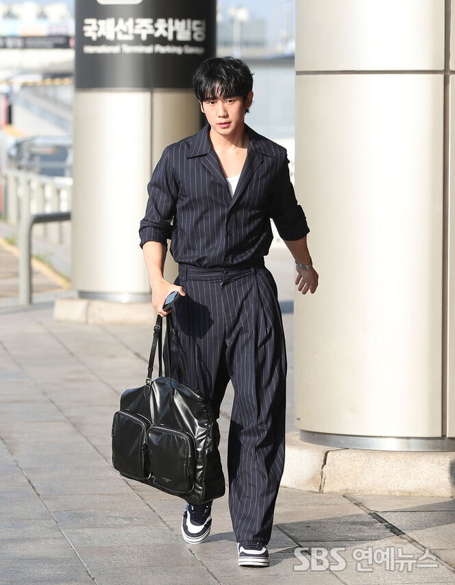 Jung Hae-in Turns the Airport Into His Own Personal Runway