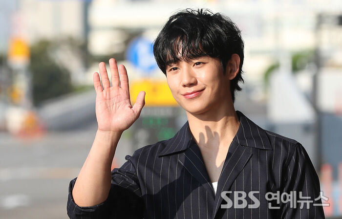 Jung Hae-in Greets Fans with a Warm Wave Under the Spring Sun