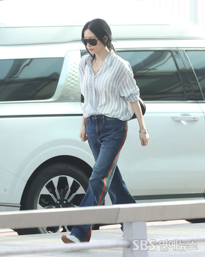 Lee Young-ae Stuns at Incheon Airport: The 'Oxygen-Like' Star Heads to New York