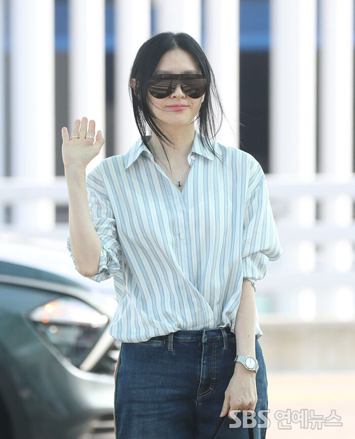 Lee Young-ae Greets the Morning with a Refreshing Wave