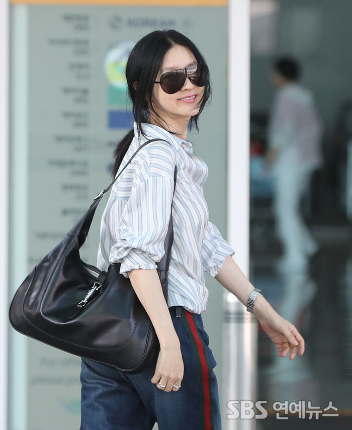 Lee Young-ae Radiates Bright Smiles Like Spring Sunshine