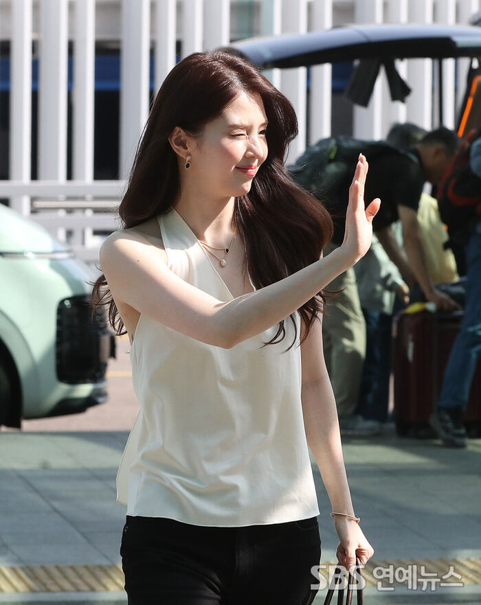 Han So-hee Strikes a Wink Under the Warm Sunlight