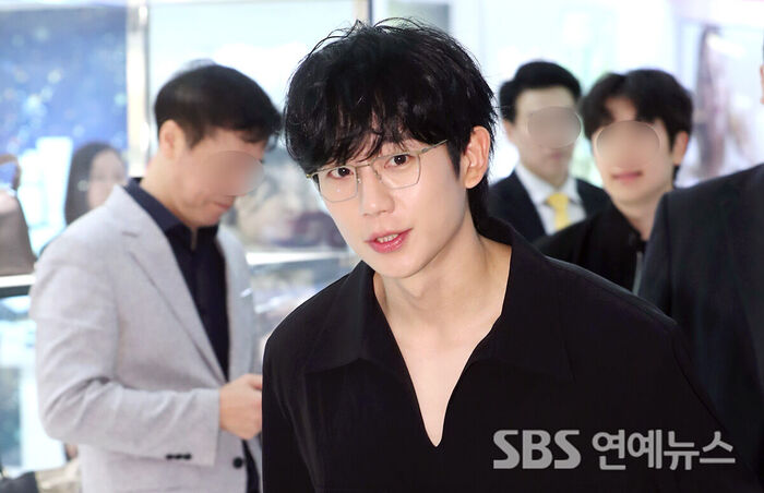 Jung Hae-in Fills the Department Store with His Warm Charm