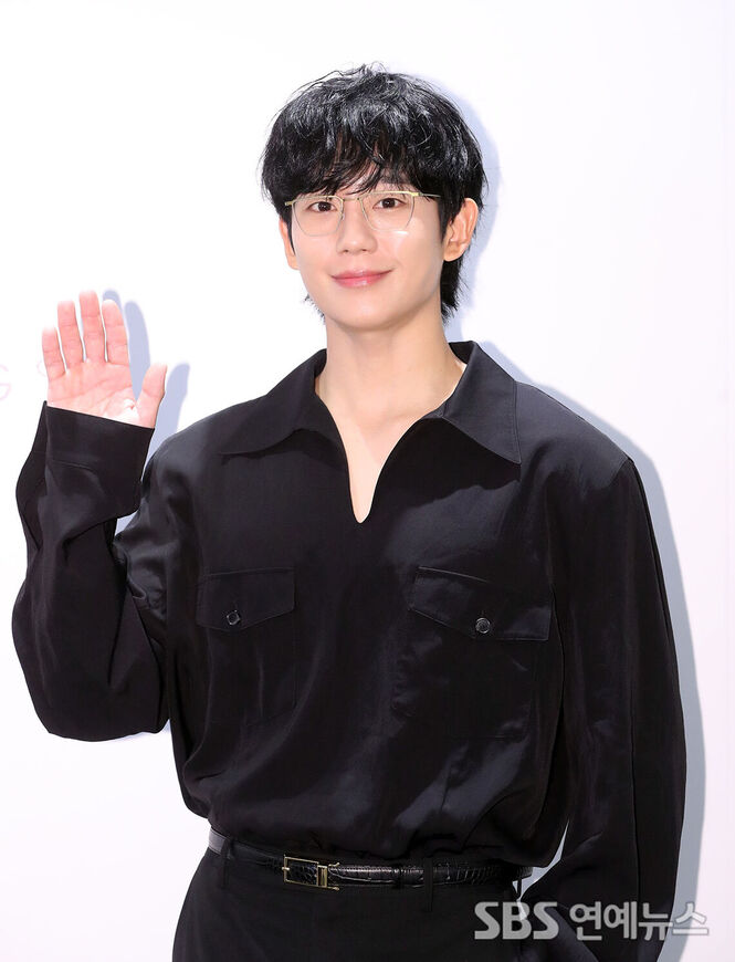Jung Hae-in Captivates With a Smile That Even Men Would Fall For