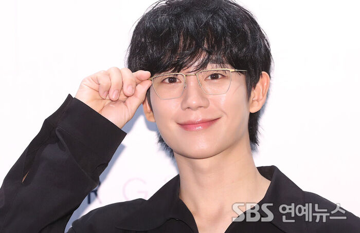 Jung Hae-in Completes His Charming Look with Just a Pair of Glasses