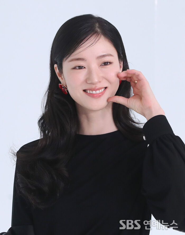 Jeon Yeo-been Captivates With a Sweet Heart Pose