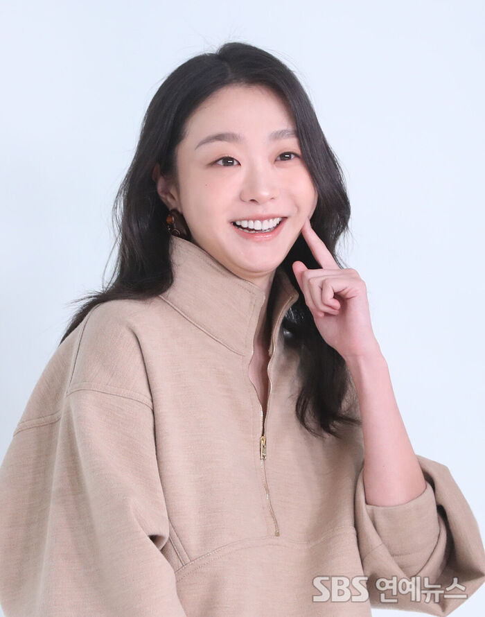 Kim Dami Brightens the Atmosphere With an Adorable Cheek Poke