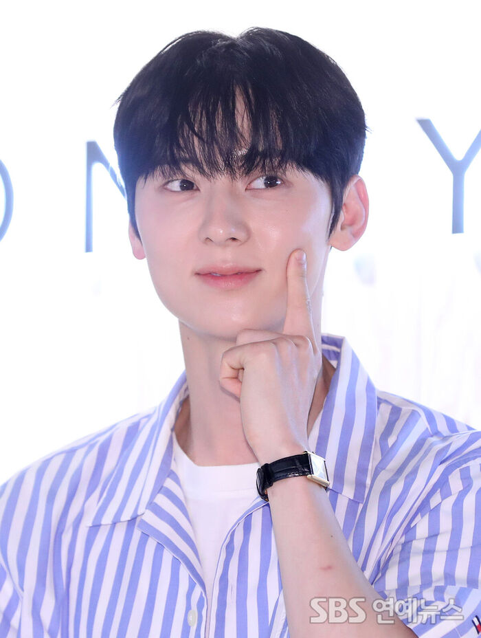 Hwang Minhyun Rocks a Refreshing 'Boyfriend Look'