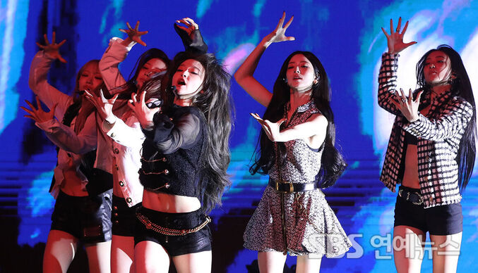 MEOVV Exudes the Fierce Charisma of a Wild Beast